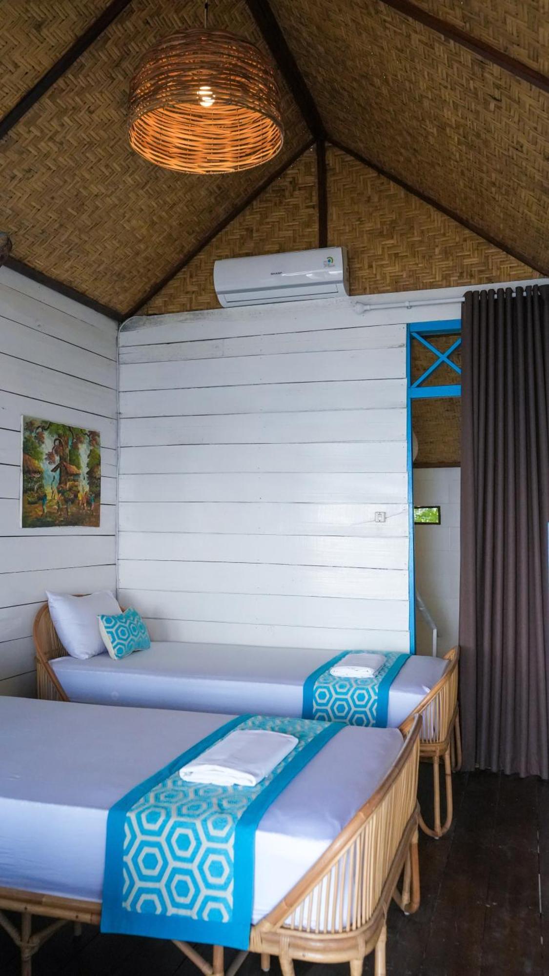 Moyo Island Resort Экстерьер фото